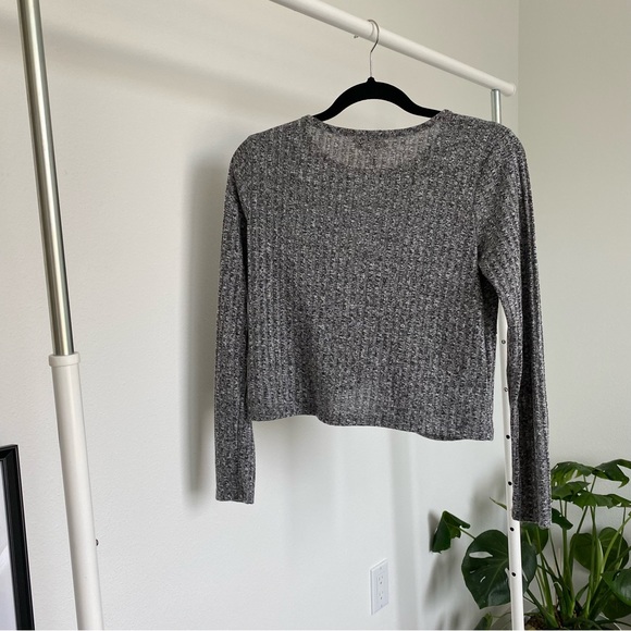 🎀 enough about me… Cropped Gray Sweater - Picture 4 of 5